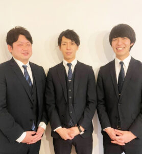 尾前損害調査オフィスの北野康太さん、羽角元希さん、羽角雄基さん（左から） 