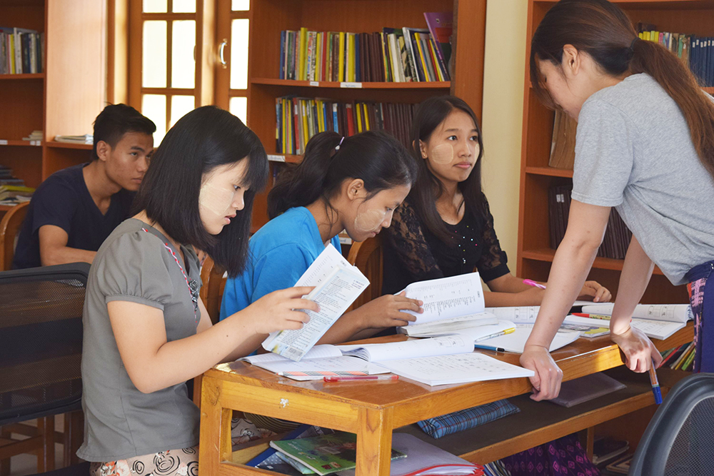 ミャンマーの養育施設Dream Trainで熱心に学ぶ子どもたち（画像提供：特定非営利活動法人ジャパンハート）