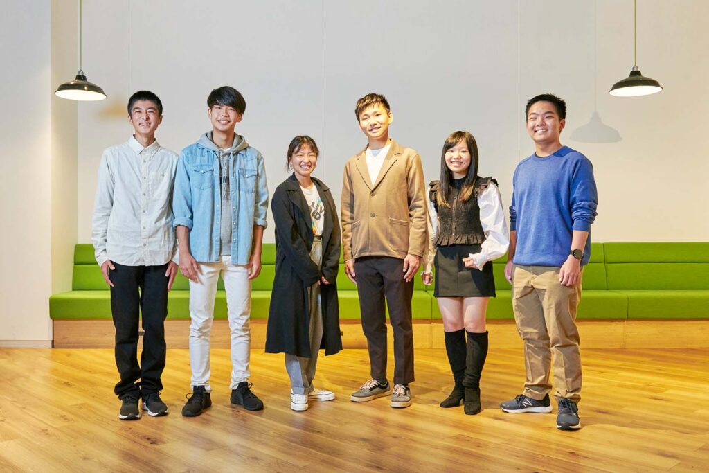 ユーグレナFutureサミットのメンバーと川崎レナさん（左から3番目）。