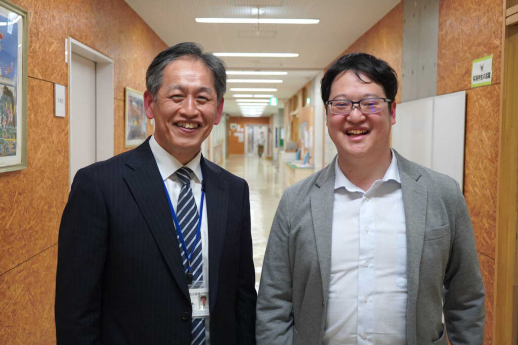 桜堤中学校校長窪宏孝さん（左）、株式会社BYD代表取締役井上創太さん（右）