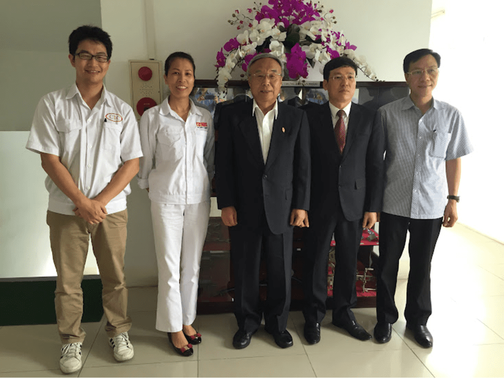 左からコンさん、COSMOS社社長、小川さん、Le Duy Thanhビンフック省副知事（現 知事）