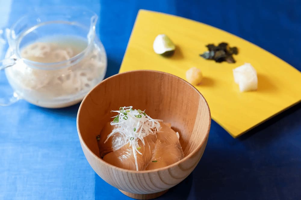 ブリの丼もの、れんこん出汁、徳島松茂の薬味添え