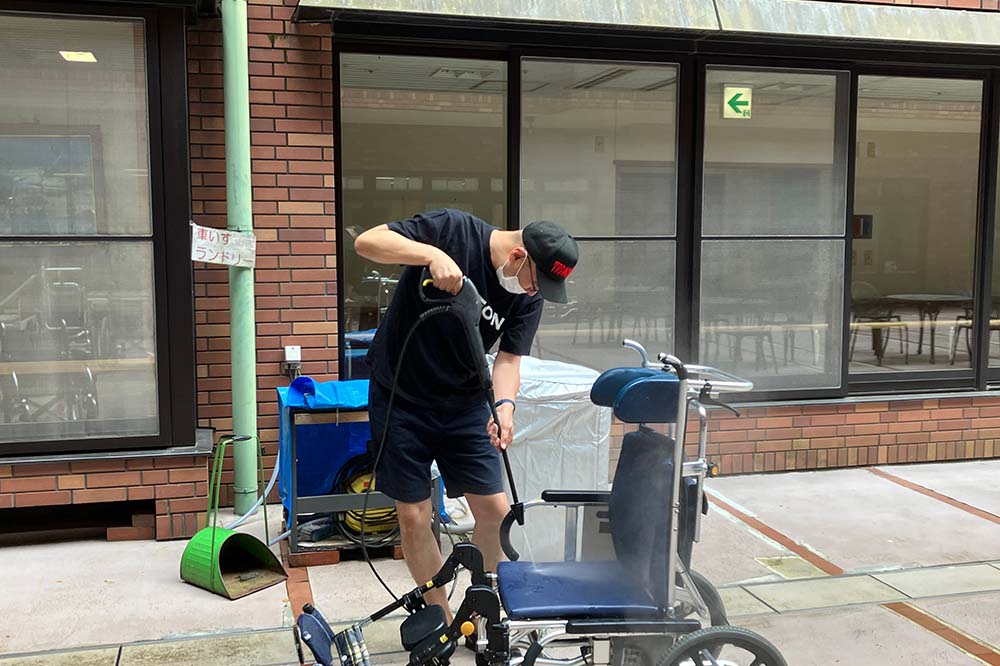 南陽園での清掃活動の様子