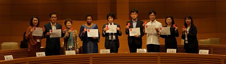 左から、大野容子JNNE副代表、髙﨑真一ILO駐日事務所代表、堀内光子児童労働ネットワーク代表、ジェネヴィーヴ・エドゥナ・アパルゥ駐日ガーナ大使、田村ILO活動推進議員連盟会長、仁木博文厚生労働副大臣、宮路拓馬外務副大臣、牧島かれんユニセフ議員連盟事務局長、岩附由香児童労働ネットワーク事務局長（ACE代表）