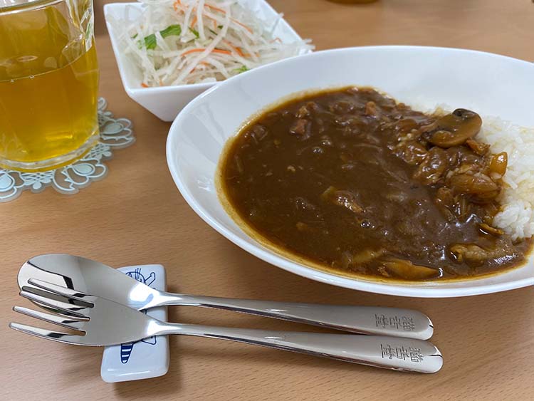 猫舌さんが作ってくれたカレー。「一緒に食べたカレーはとてもおいしかったです」(柴田)
