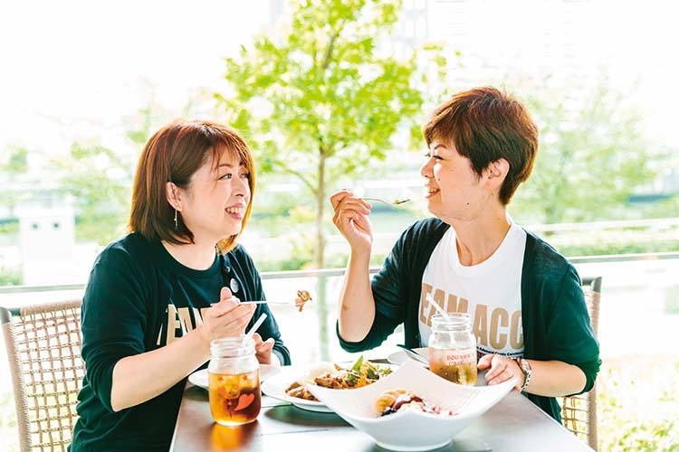 柴田さんと「猫舌さん」こと荒井里奈さん(右)