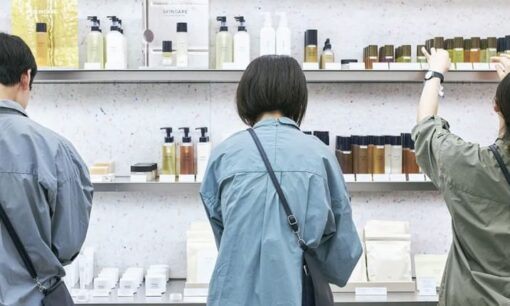 SHIRO×野口染舗が制服アップサイクル　7種の天然素材で廃棄予定の制服を唯一の一枚へ再生