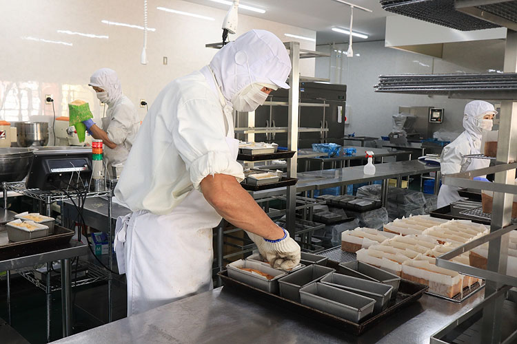 足立音衛門 テリーヌをつくっている様子