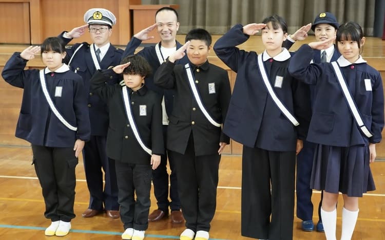 警察官制服を夜光タスキへ 大和被服が挑む廃棄生地の価値転換