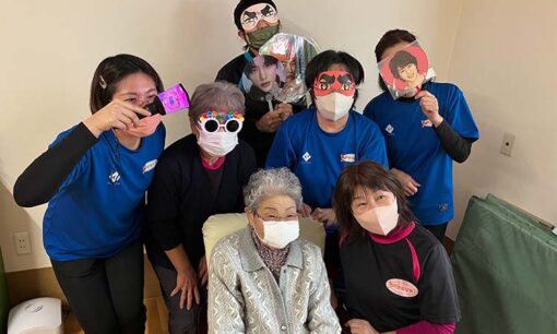 介護の「当たり前」を更新せよ。有限会社デイ・サービスかなりやが挑む、アロマと多世代共生の未来