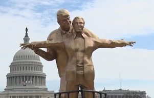 トランプとエプスタインが“タイタニックポーズ”　ワシントンに巨大像、匿名アート集団の狙いとは