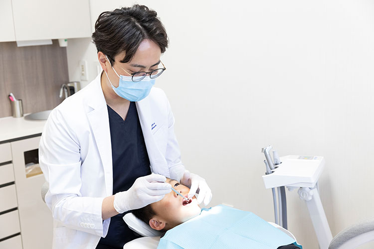 千葉センシティ矯正歯科、石川宗理先生が患者さんを治療している様子