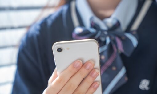 ギリシャが15歳未満SNS禁止へ（2027年）　SNS依存の原因とアテンションエコノミー、日本はどうなる？