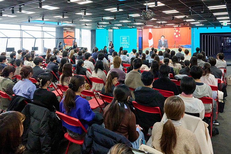 BEST SDGs AWARD for University 小泉防衛大臣