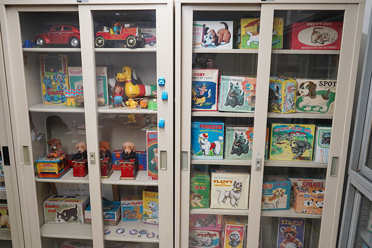 イワヤのオフィスには歴史ある同社製品がたくさん並ぶ