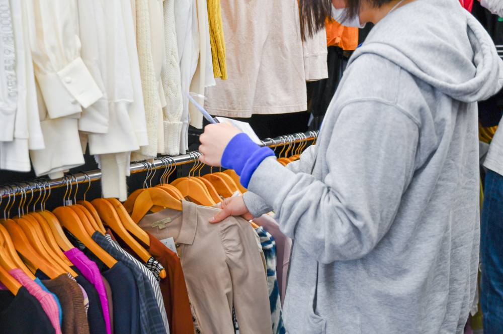 天使園プロジェクトの様子 服の陳列中