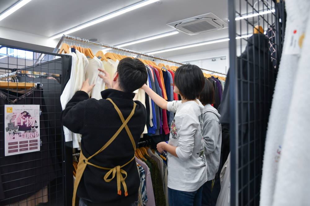 天使園プロジェクトの様子 服の陳列中