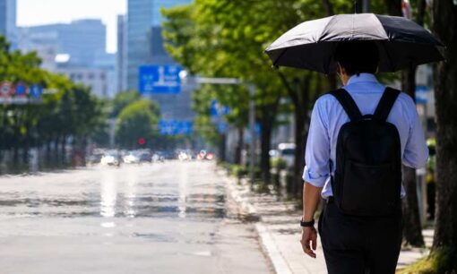猛暑40℃時代  男性も日傘が“サバイバル装備”に…東京は熱波都市より木陰が少なかった