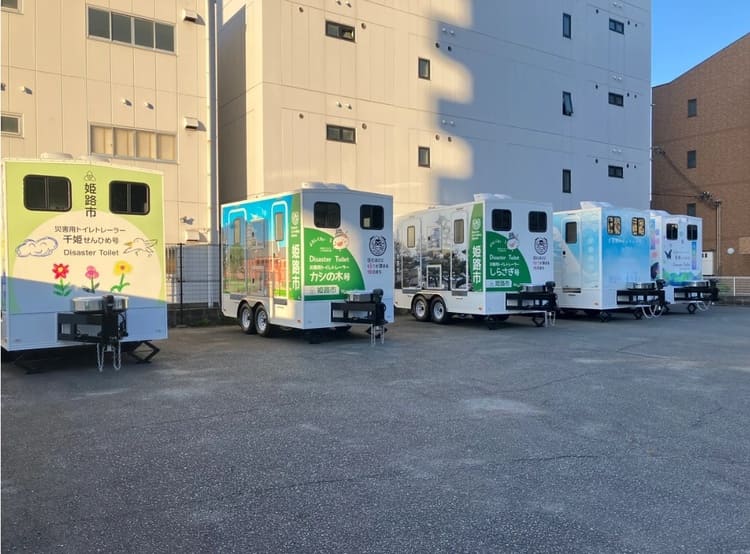 JPホームサプライのトイレトレーラーが全国で累計62台の配備を達成