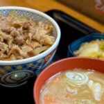 吉野家のスプーンにゴキブリ画像が拡散 SNSの晒し行為に賛否両論