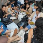 ディズニーシーがスラム街化？ 地面でカップ麺を食らう外国人観光客に日本人が激怒 インバウンドの秩序崩壊が止まらない