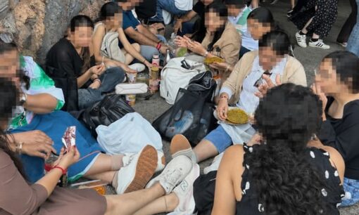 ディズニーシーがスラム街化？ 地面でカップ麺を食らう外国人観光客に日本人が激怒 インバウンドの秩序崩壊が止まらない
