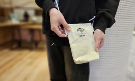 休暇村乗鞍高原が挑む　紙コップをサコッシュへ変える異業種連携の全貌