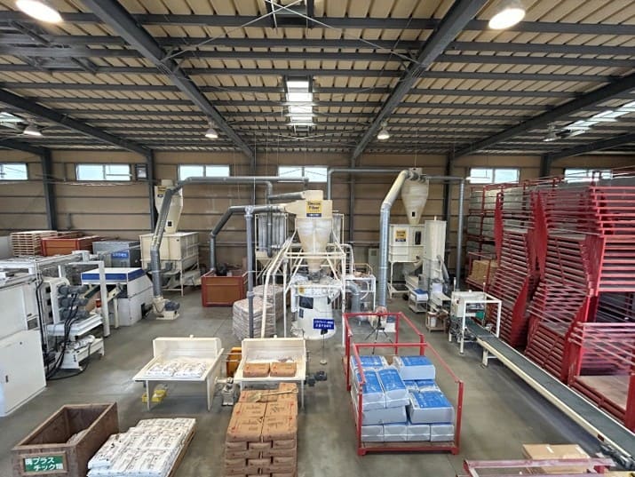 セルロースファイバー断熱材を製造するデコス山口工場(山口県下関市)