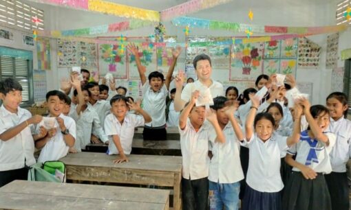 算数につまずく子に、将来の選択肢を。上坂会計グループがカンボジアで始めた教育支援