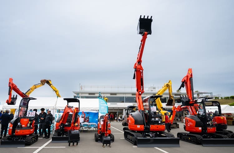 株式会社鈴機商事　ショベルカー