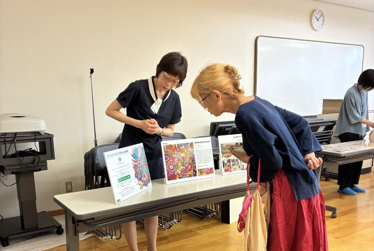 検診会場でバディアートについて説明している様子