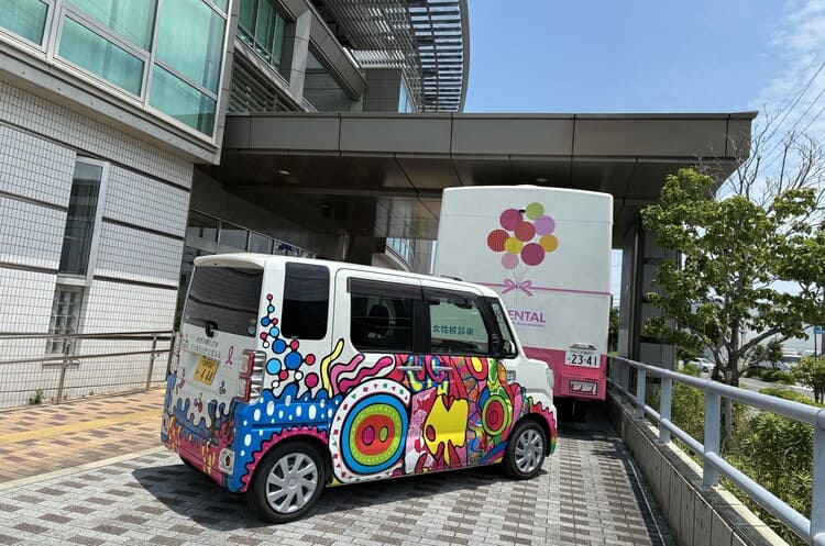 株式会社トリーカ　検診車とバディアートカー
