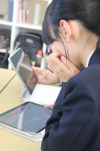 Village AI、授業を受ける高校生