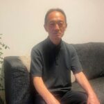 慈善ではなく、自立を。口と足で描く芸術家協会が65年支えてきた、画家として生きる道