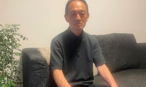 慈善ではなく、自立を。口と足で描く芸術家協会が65年支えてきた、画家として生きる道