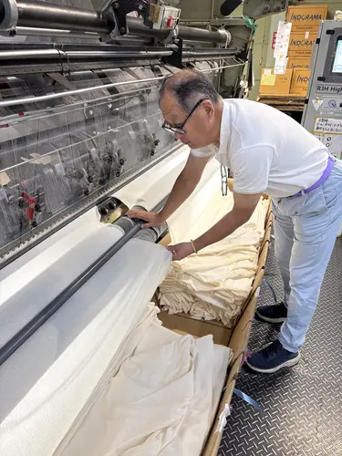 工場で作業を行う藤井幹晴社長