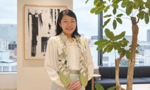 世界を舞台に挑むアガサ。「当たり前」の違いを力に変える、自律した組織づくり